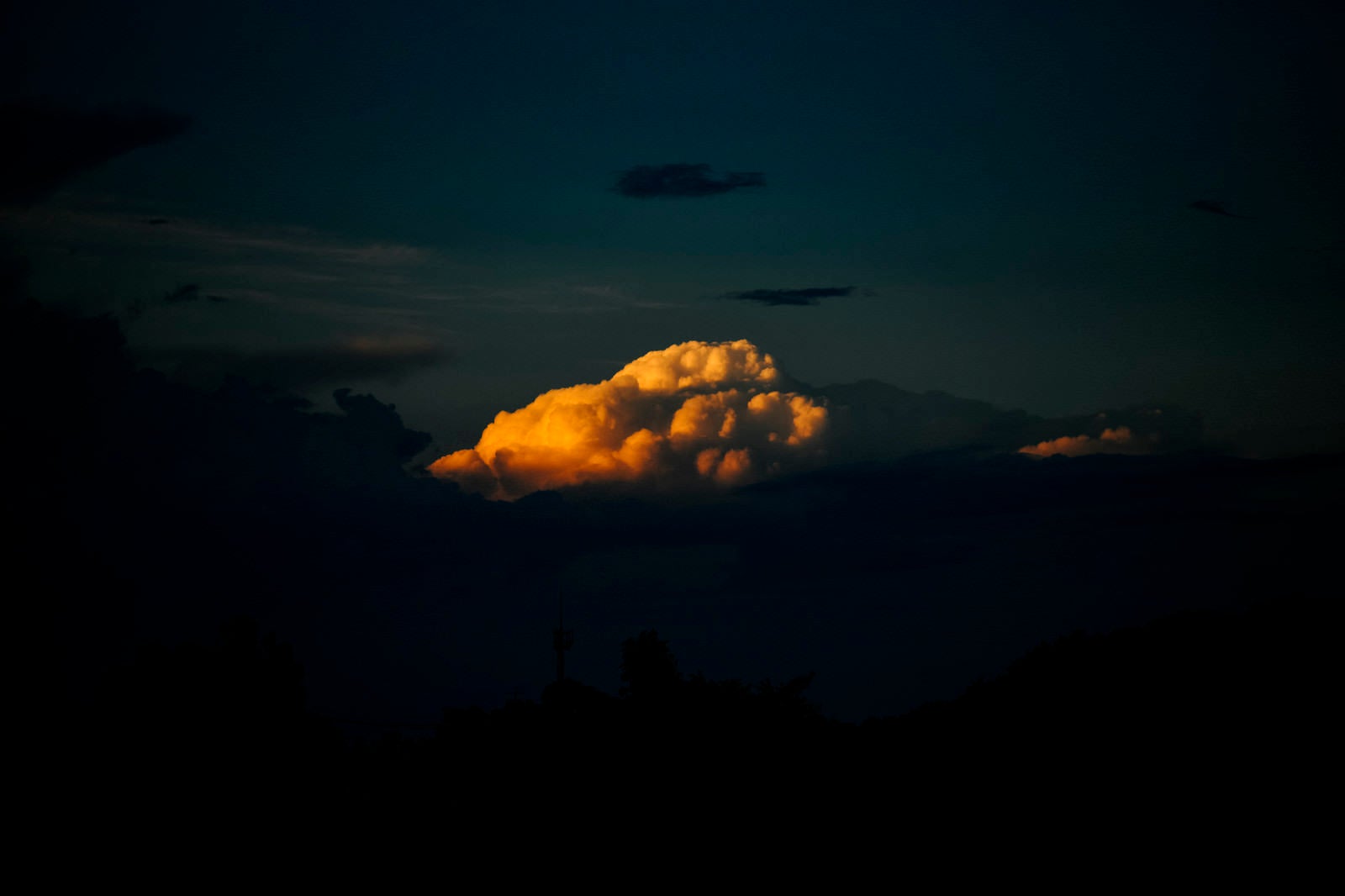 「夕日に浮かび上がる丸い雲の表情」の写真