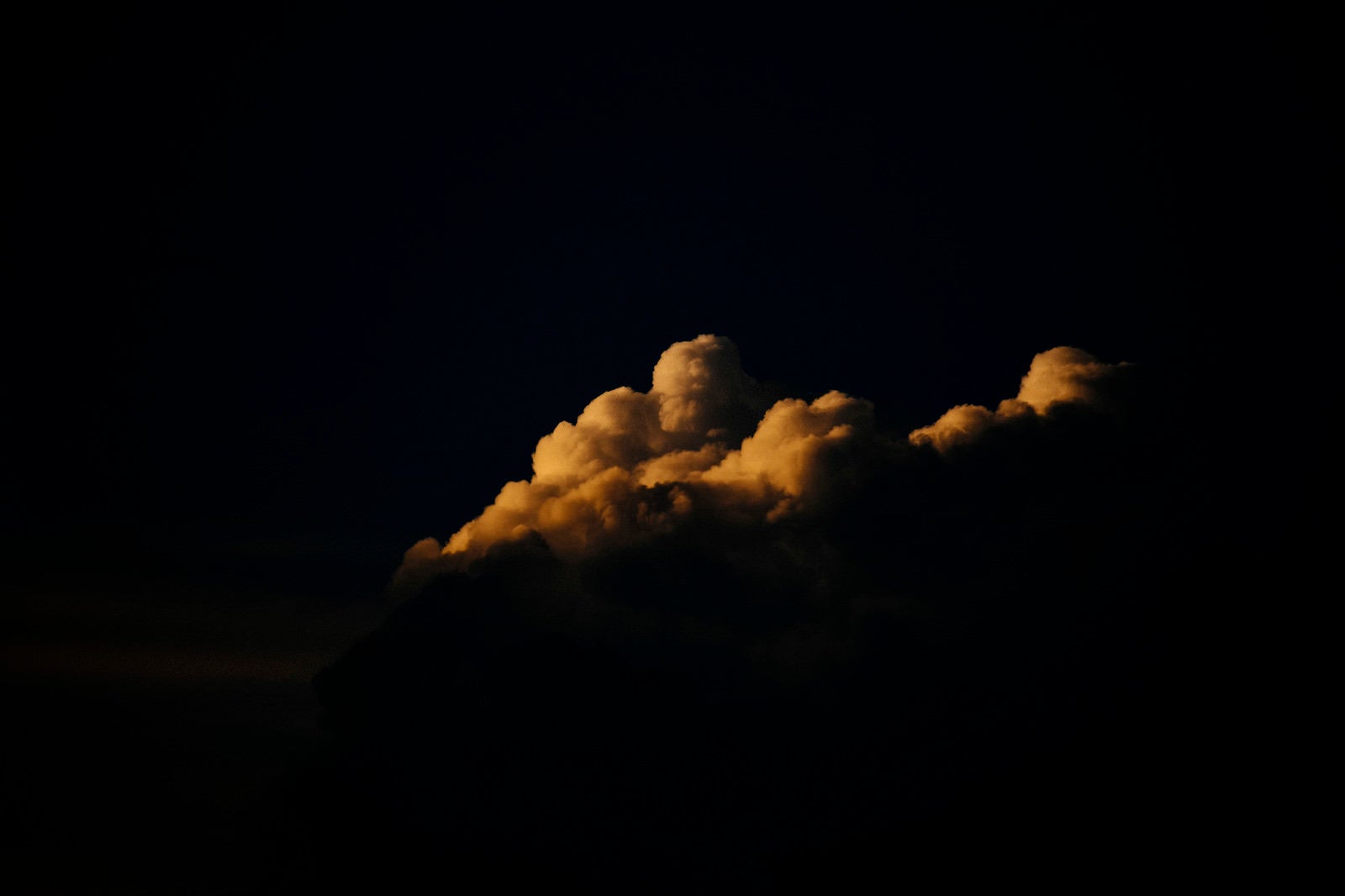 「夕日に浮かび上がる積乱雲の形」の写真