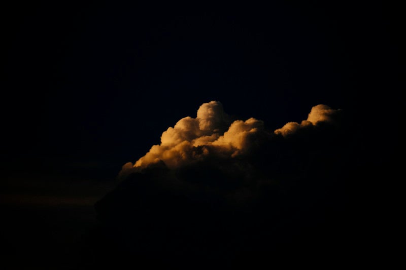 夕日に浮かび上がる積乱雲の形の写真