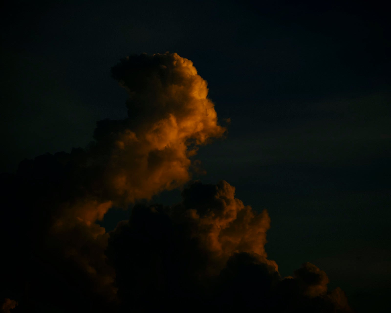 「夕日に照らされる巨大な雲の表情」の写真