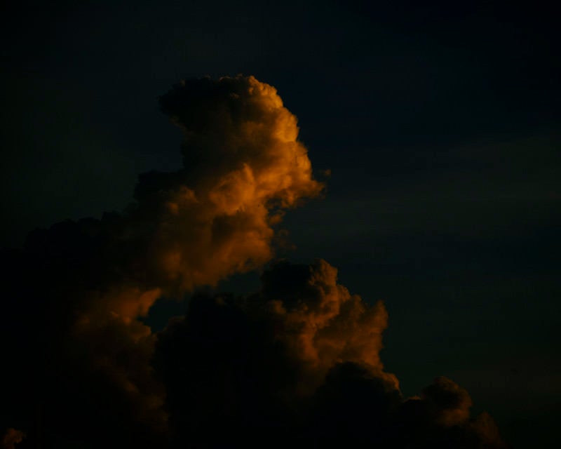 夕日に照らされる巨大な雲の表情の写真