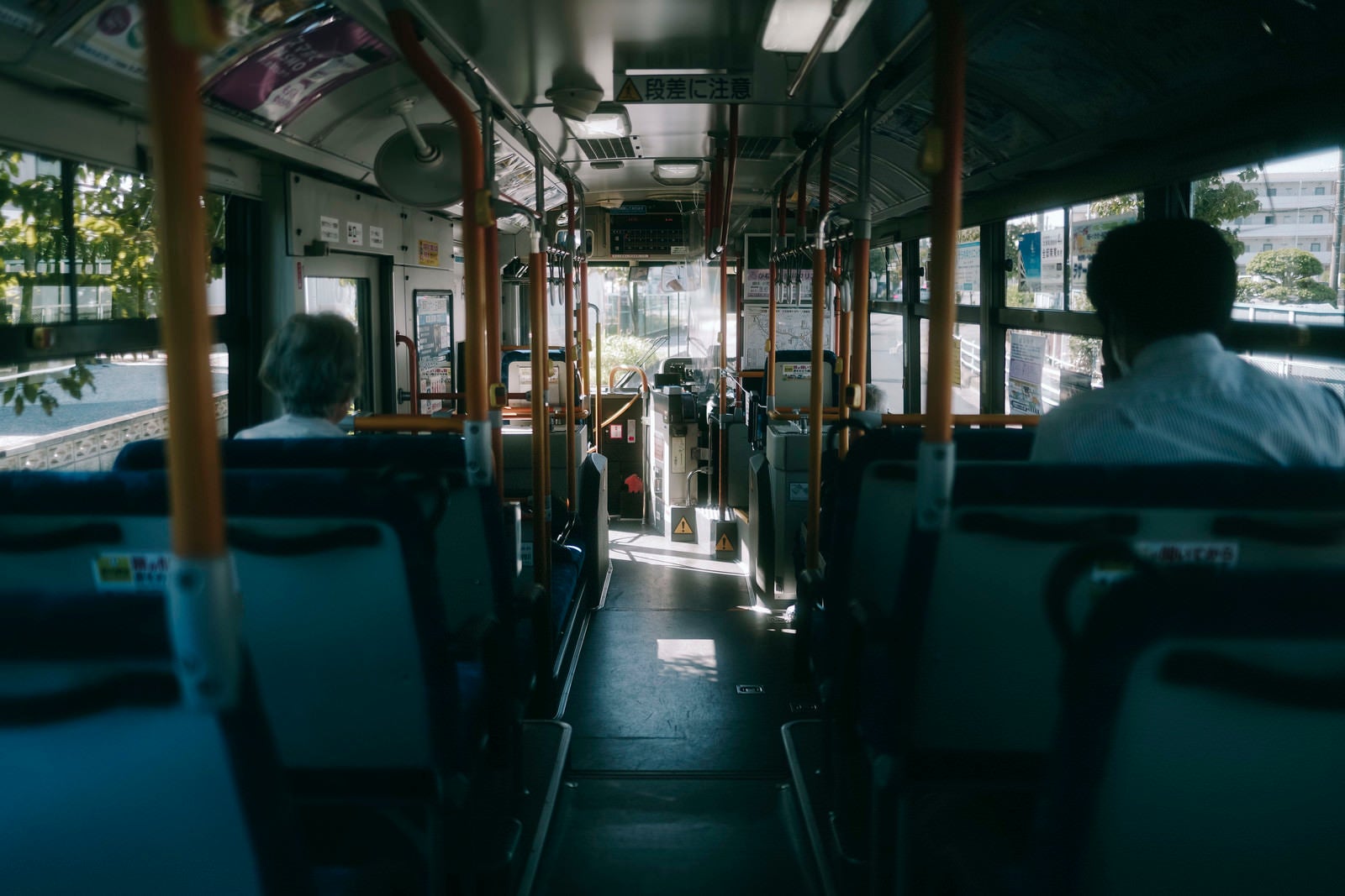 「早朝の薄暗い通勤バスの車内」の写真