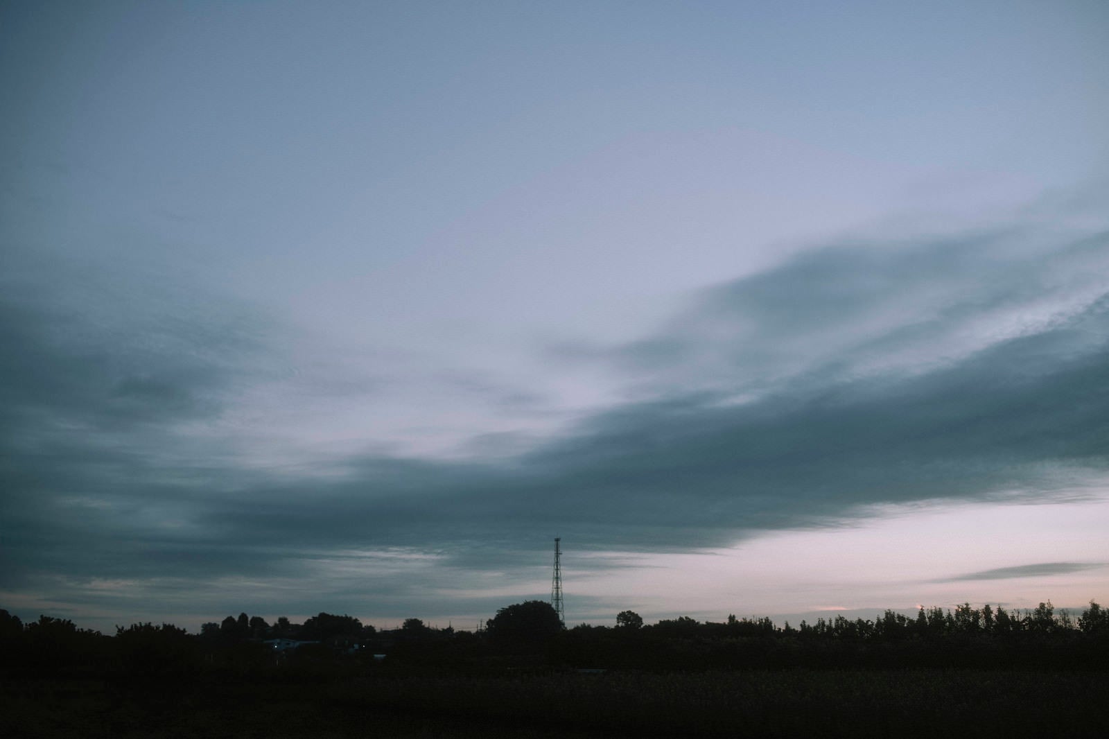 「流れゆく雲とゆっくりとやってくる朝の空」の写真