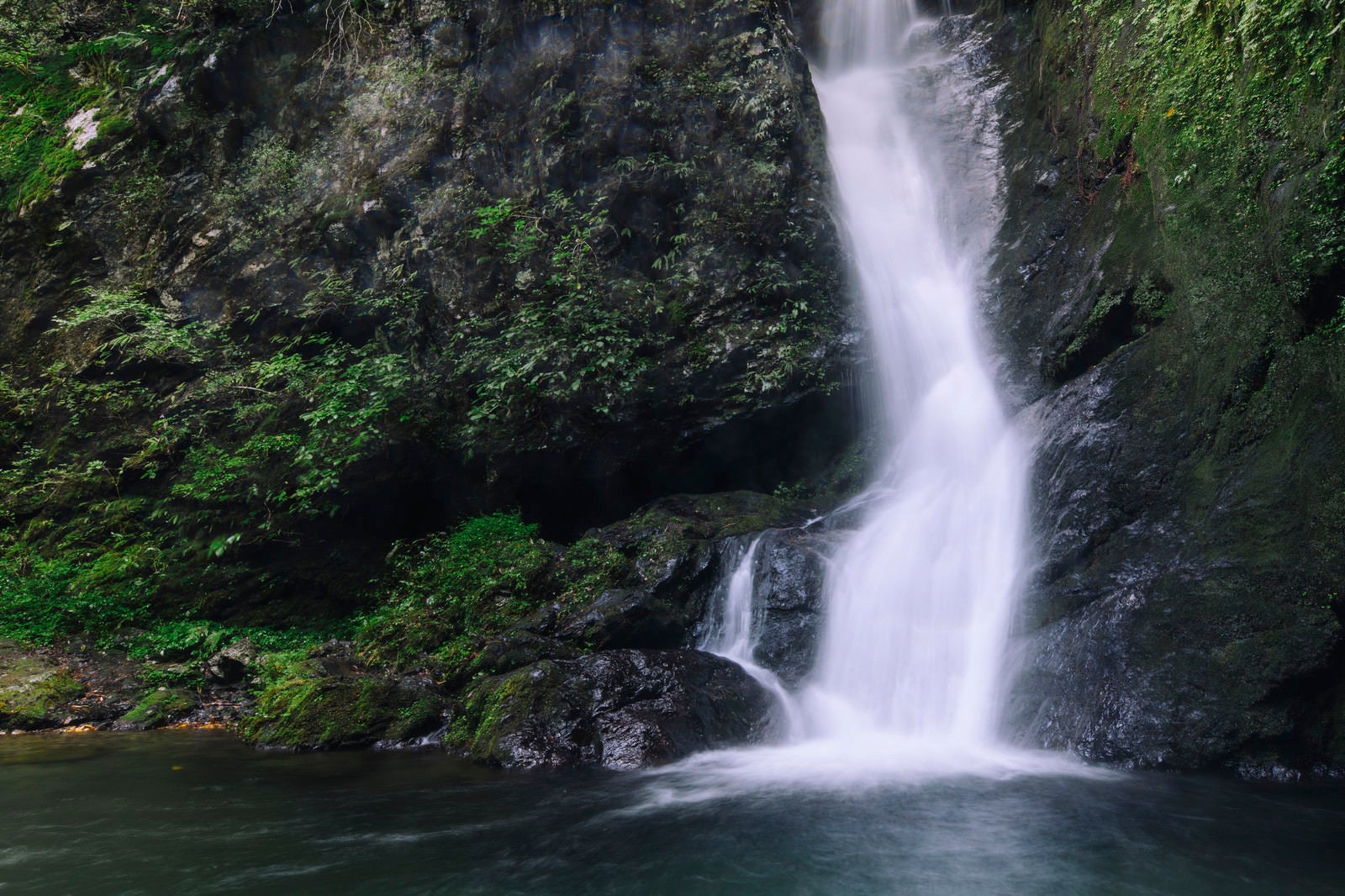 「滝つぼへと水が降り注ぐ海沢渓谷の大滝」の写真
