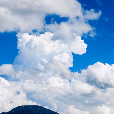 男体山にかかる巨大で真っ白な雲の写真
