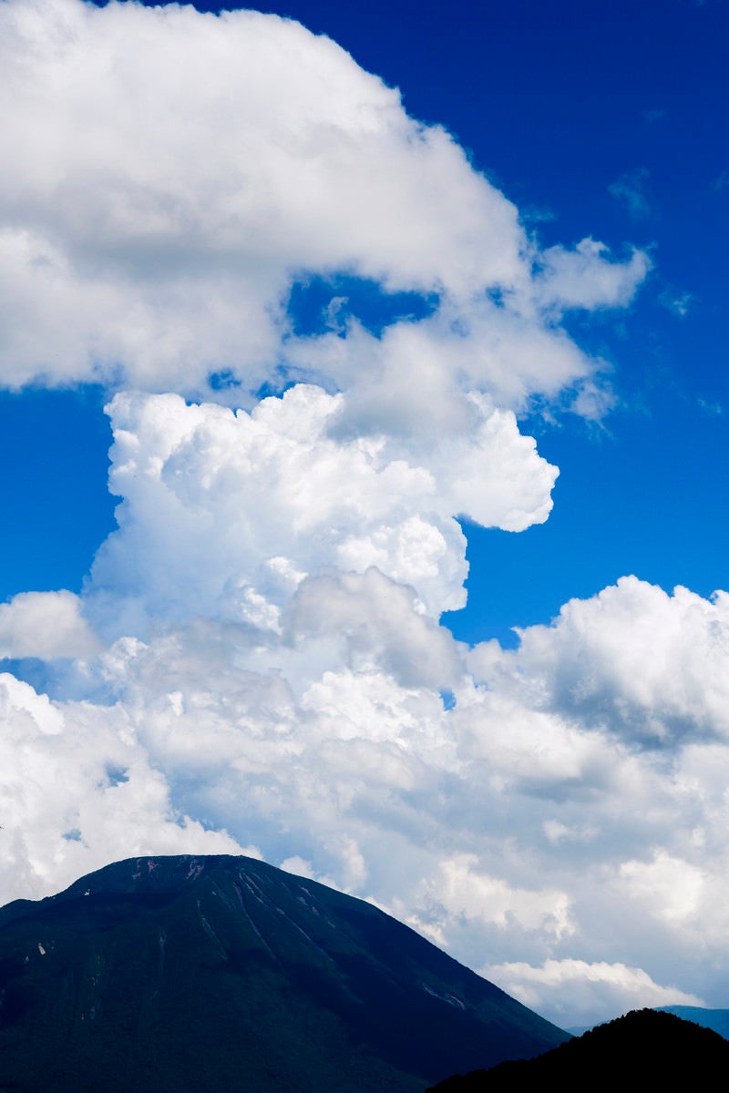 「男体山にかかる巨大で真っ白な雲」の写真