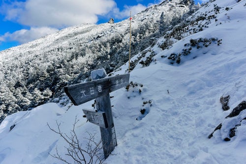 凍る金峰山登山道の道しるべの写真