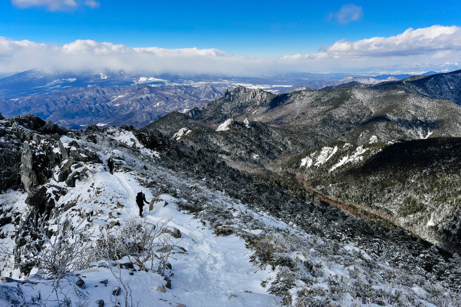 「砂払ノ頭から稜線へと向かって歩く登山者たち（金峰山）」の写真
