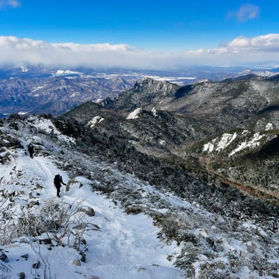 砂払ノ頭から稜線へと向かって歩く登山者たち（金峰山）の写真