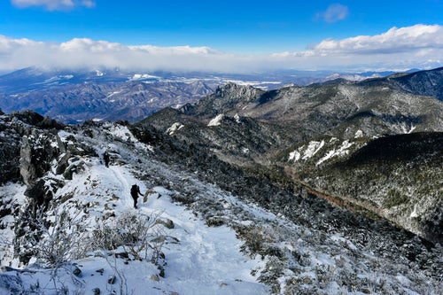砂払ノ頭から稜線へと向かって歩く登山者たち（金峰山）の写真