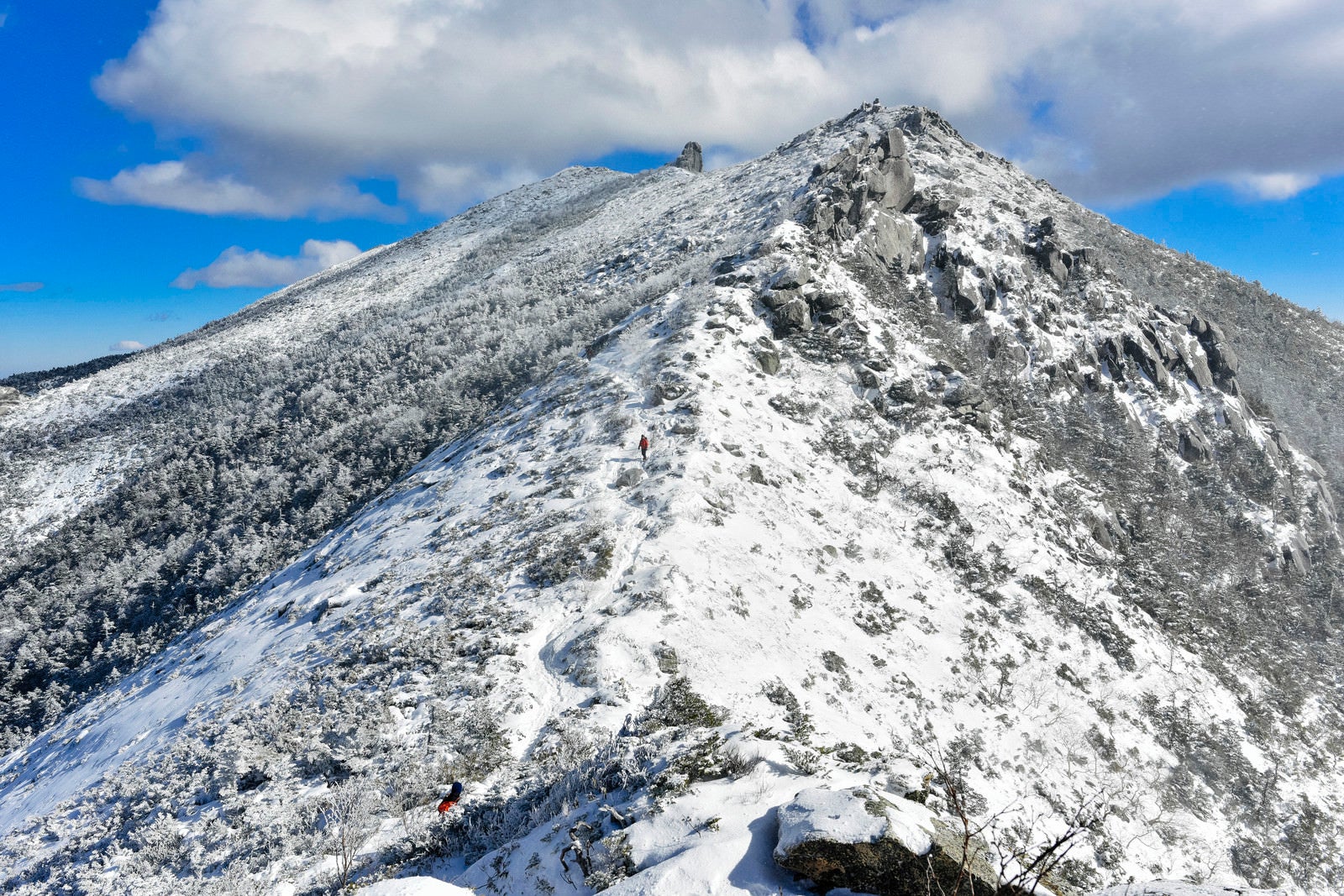 「金峰山山頂の五丈岩を目指して歩く登山者」の写真