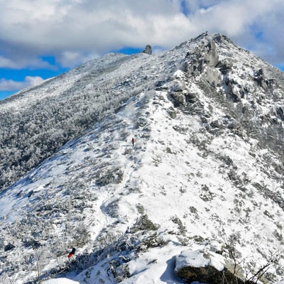 金峰山山頂の五丈岩を目指して歩く登山者の写真