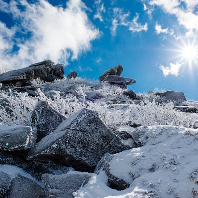 雪に覆われた金峰山の稜線の写真