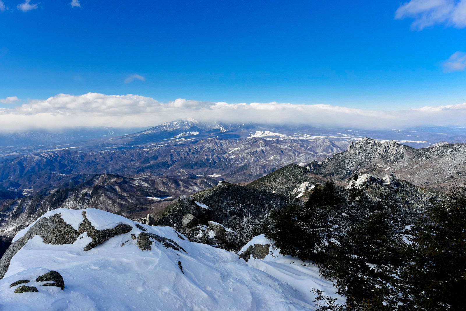 「雲に包まれた八ヶ岳（金峰山）」の写真