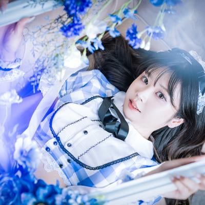 青い額縁に佇むメイド服姿のポートレートの写真