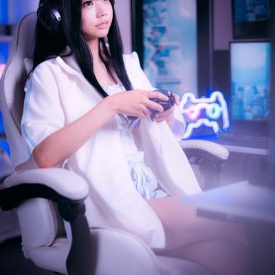 猫耳ヘッドセットが可愛い女性ゲーマーの写真