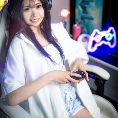 猫耳ヘッドフォンでゲームを楽しむ女性の写真