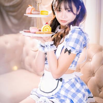 ケーキスタンドとメイドの女性の素材