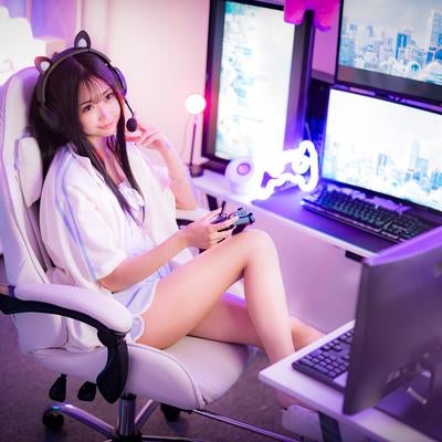 ゲーミングルームでパット操作するストリーマーの女性の写真