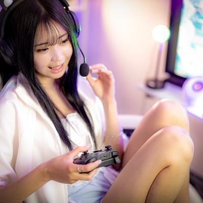 ゲーミングヘッドセットを装着した女性配信者の写真