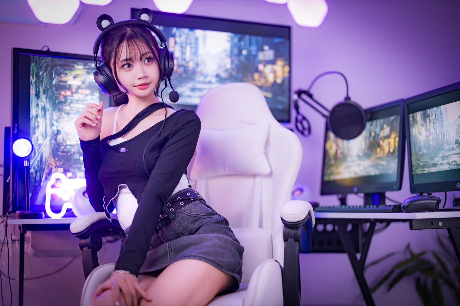 「モニターに囲まれたゲーマー女子」の写真［モデル：れいか氏］