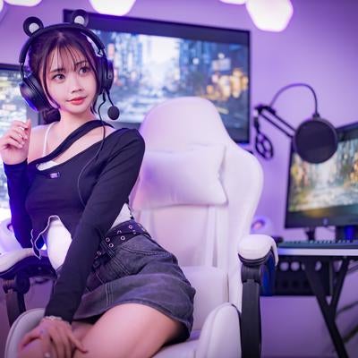 モニターに囲まれたゲーマー女子の写真