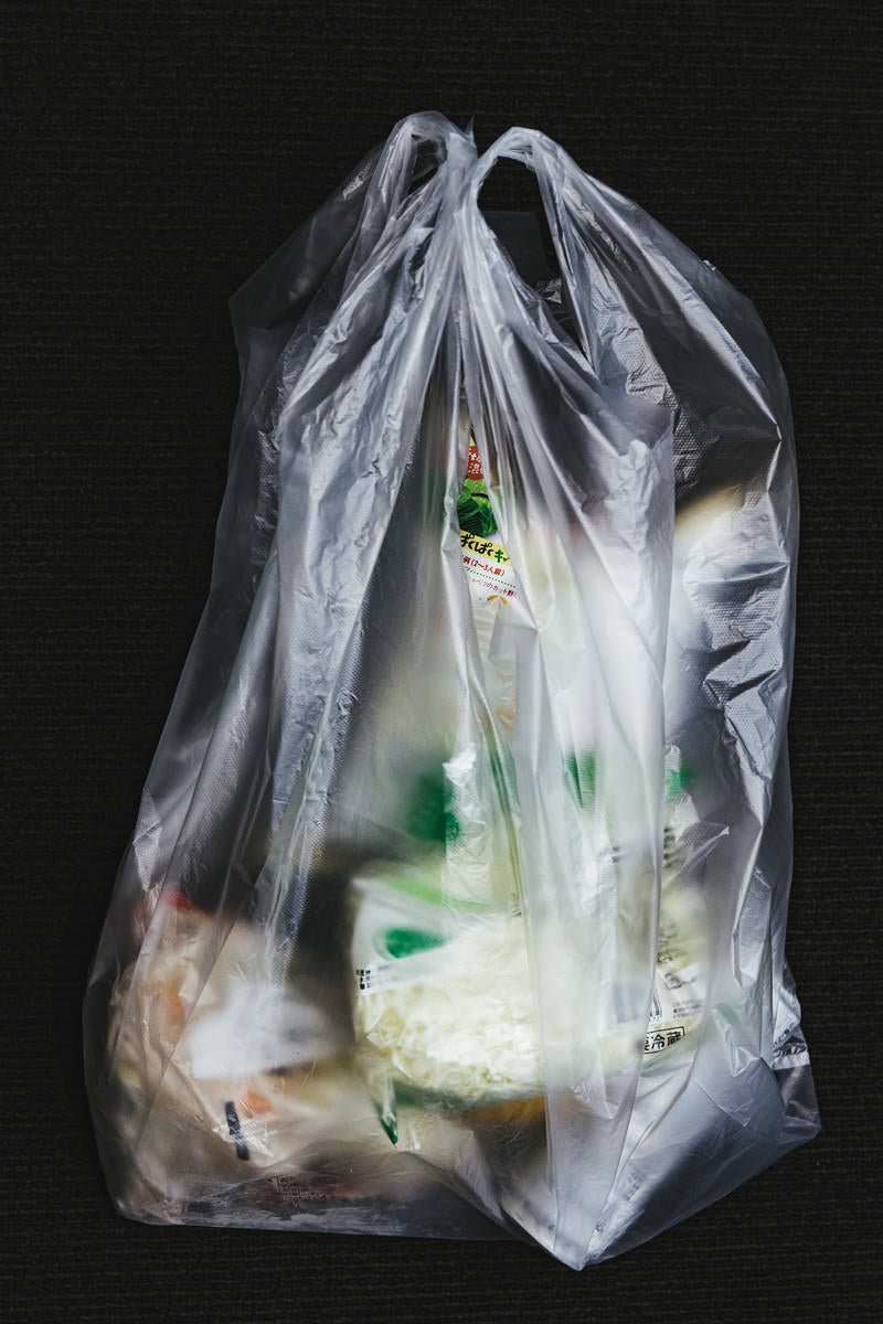 「ビニール袋に入った食料品」の写真