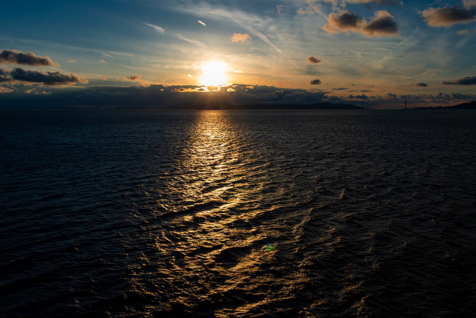 「さざ波を照らす夕日」の写真