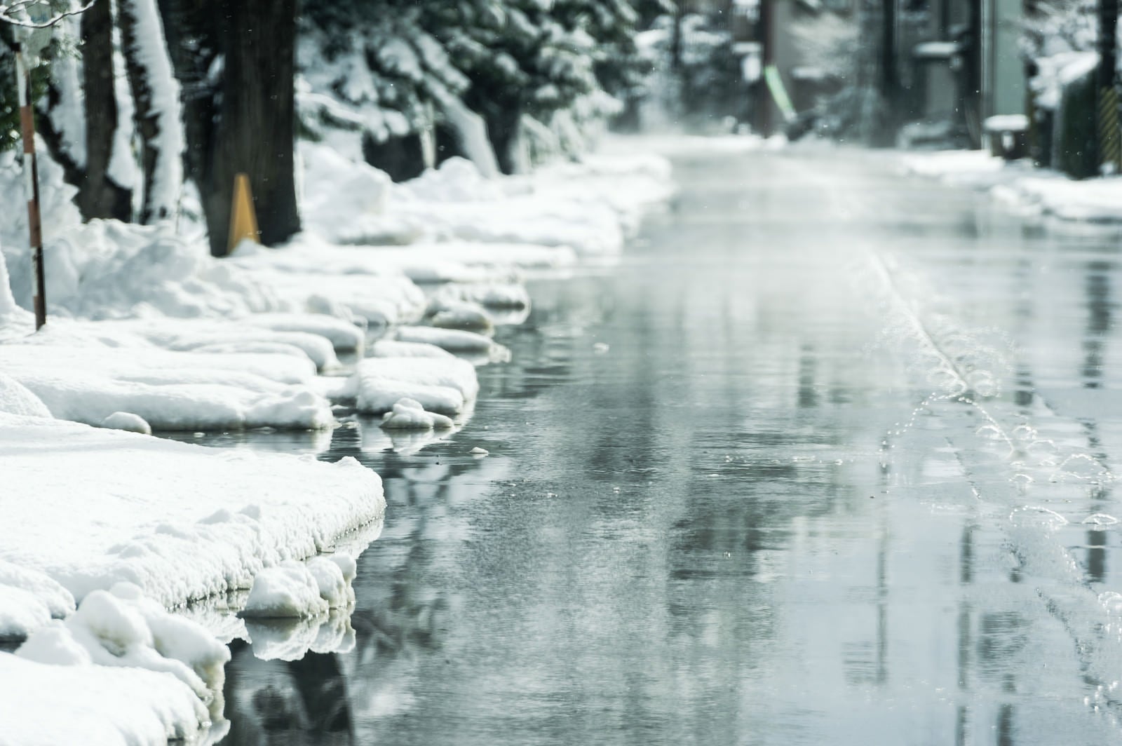 「雪国道路の消雪の様子」の写真