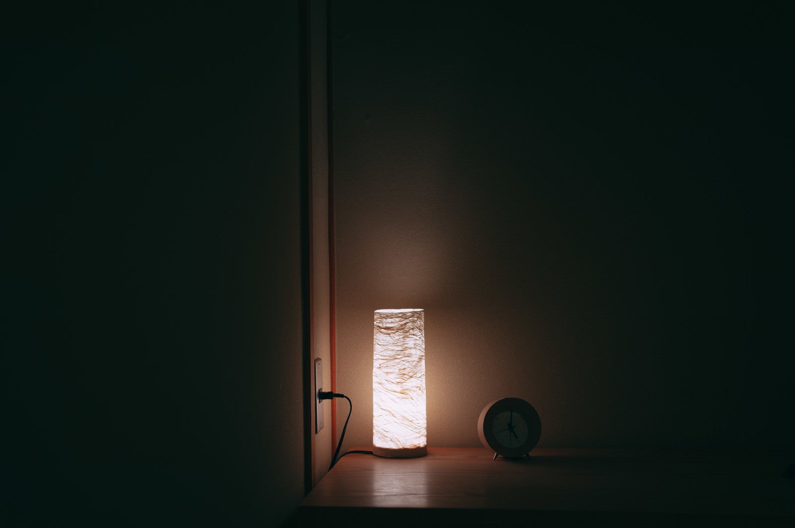「寝室を照らす間接照明」の写真