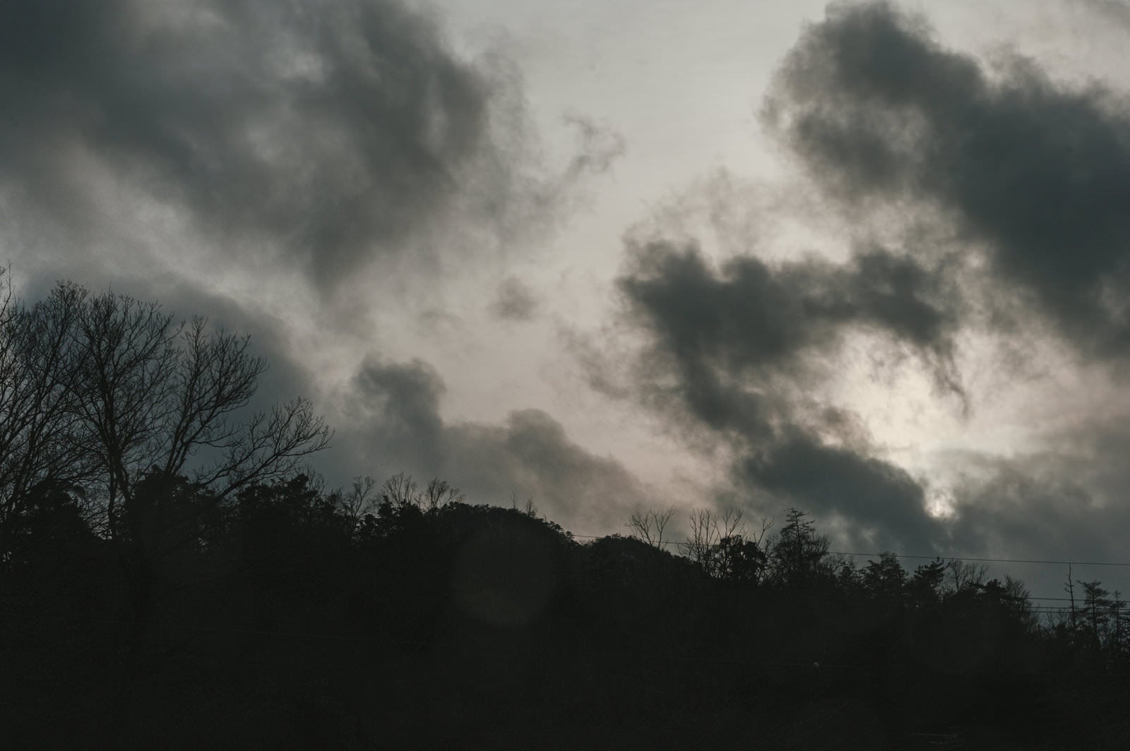 「モノクロの曇り空」の写真