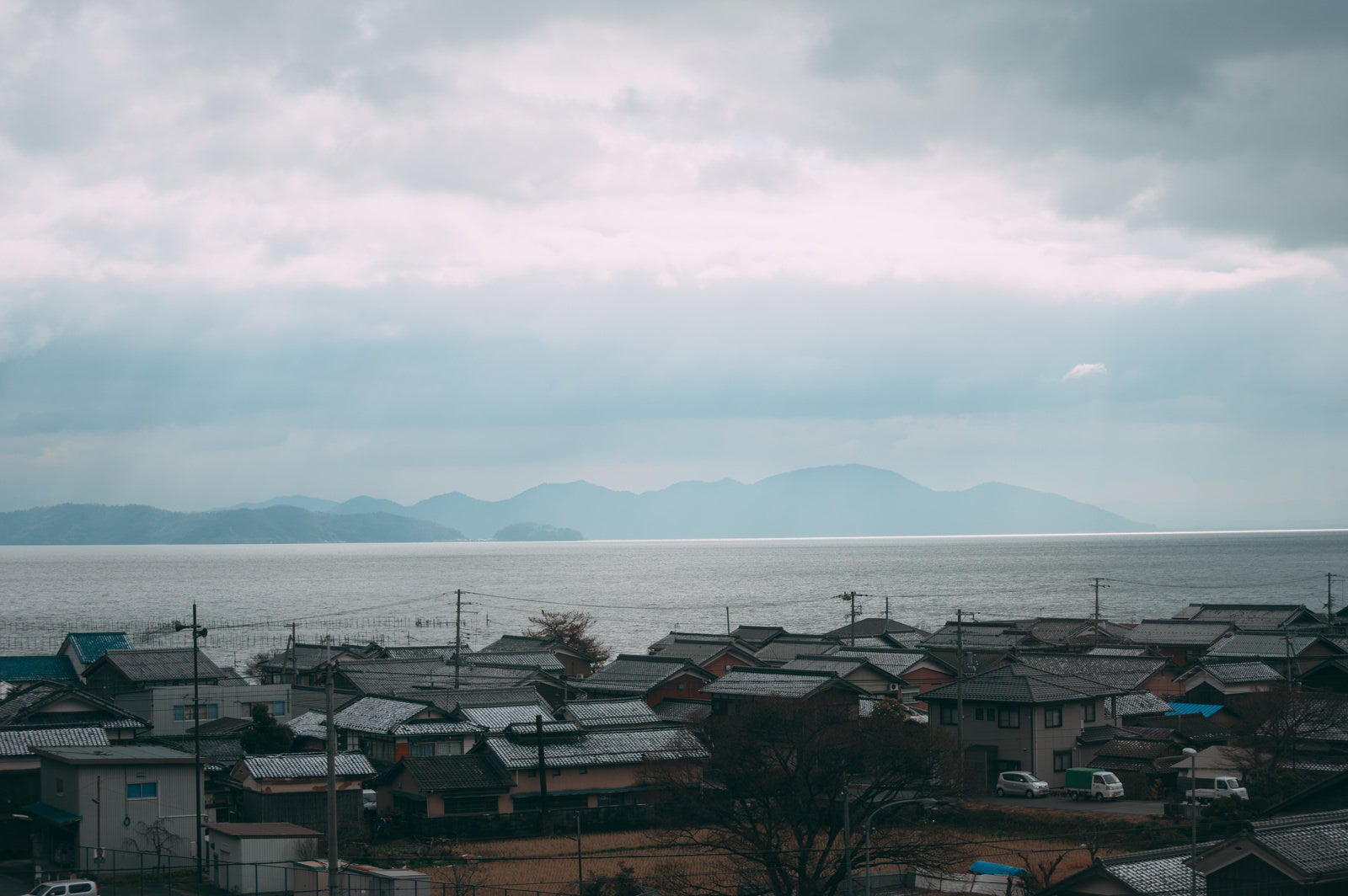 「琵琶湖と家（滋賀県大津市）」の写真