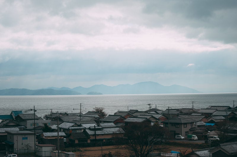 琵琶湖と家（滋賀県大津市）の写真