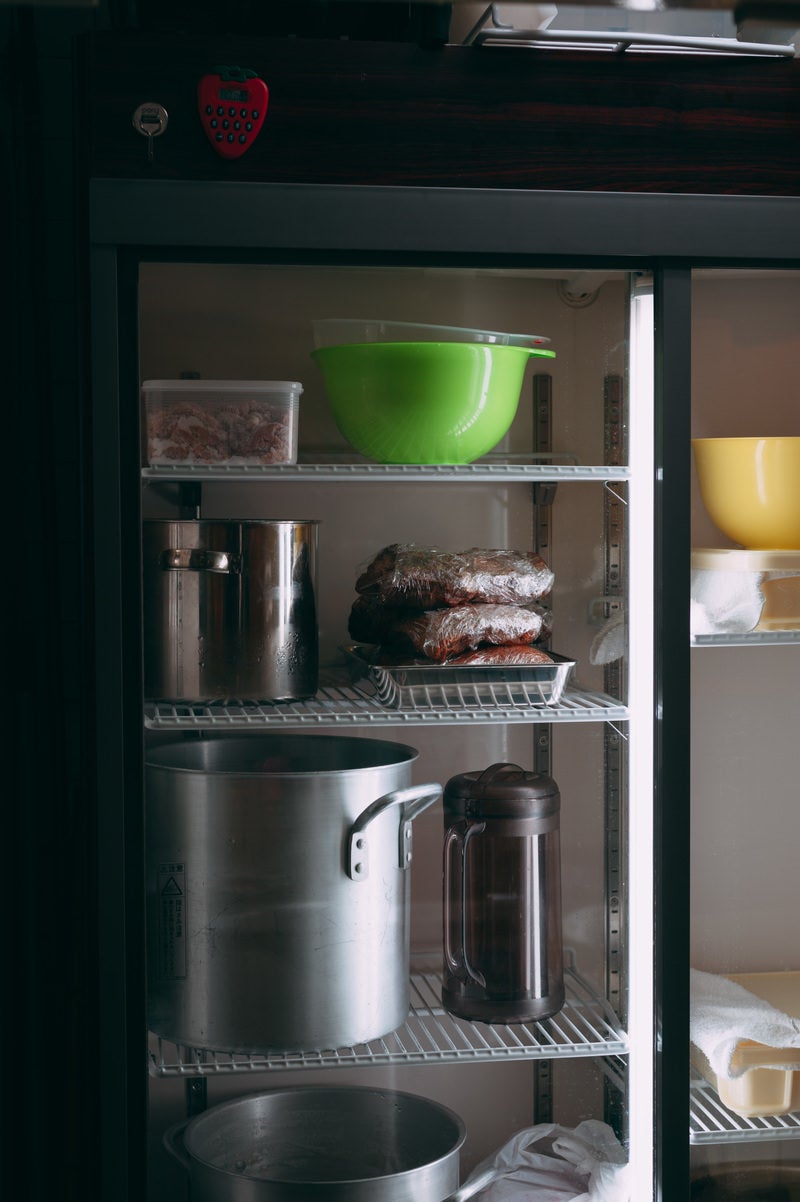 「調理した食材を保存する冷蔵庫」の写真