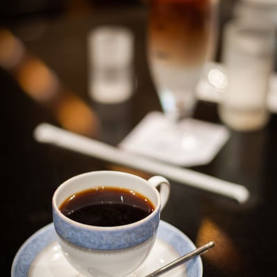 喫茶店で出されたホットコーヒーの写真
