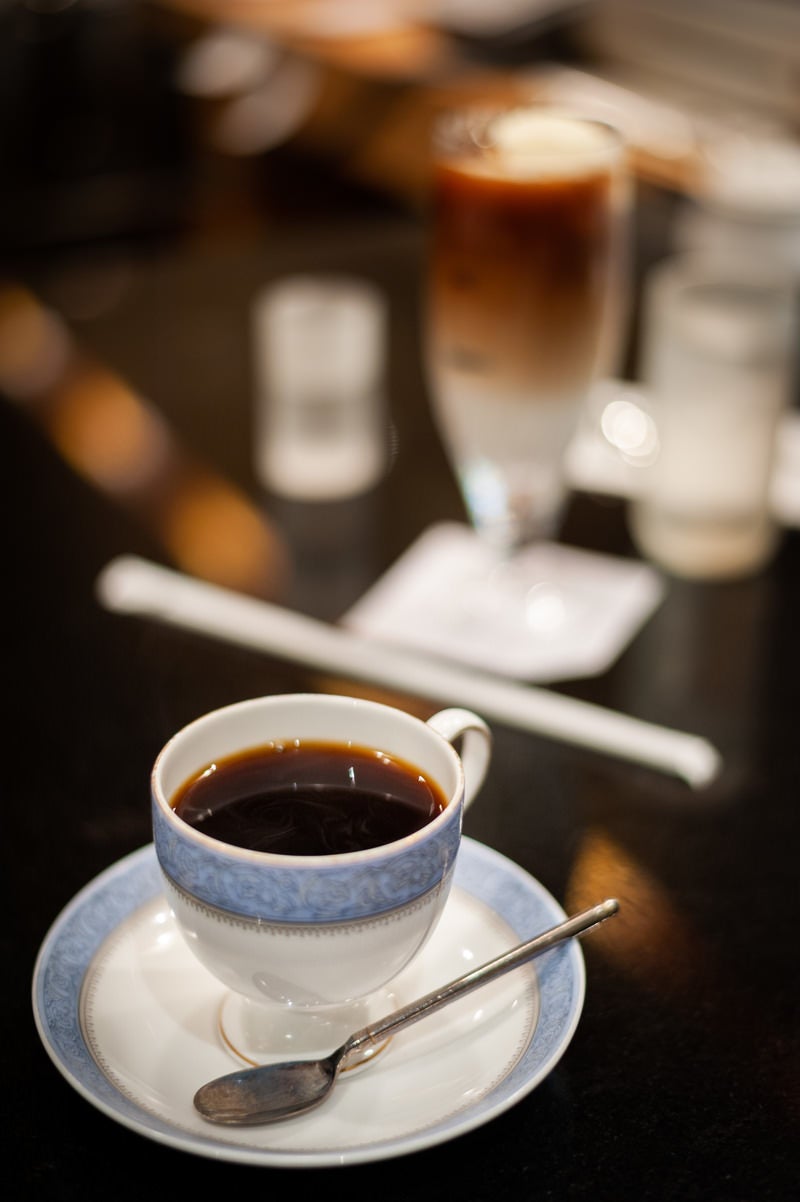 喫茶店で出されたホットコーヒーの写真