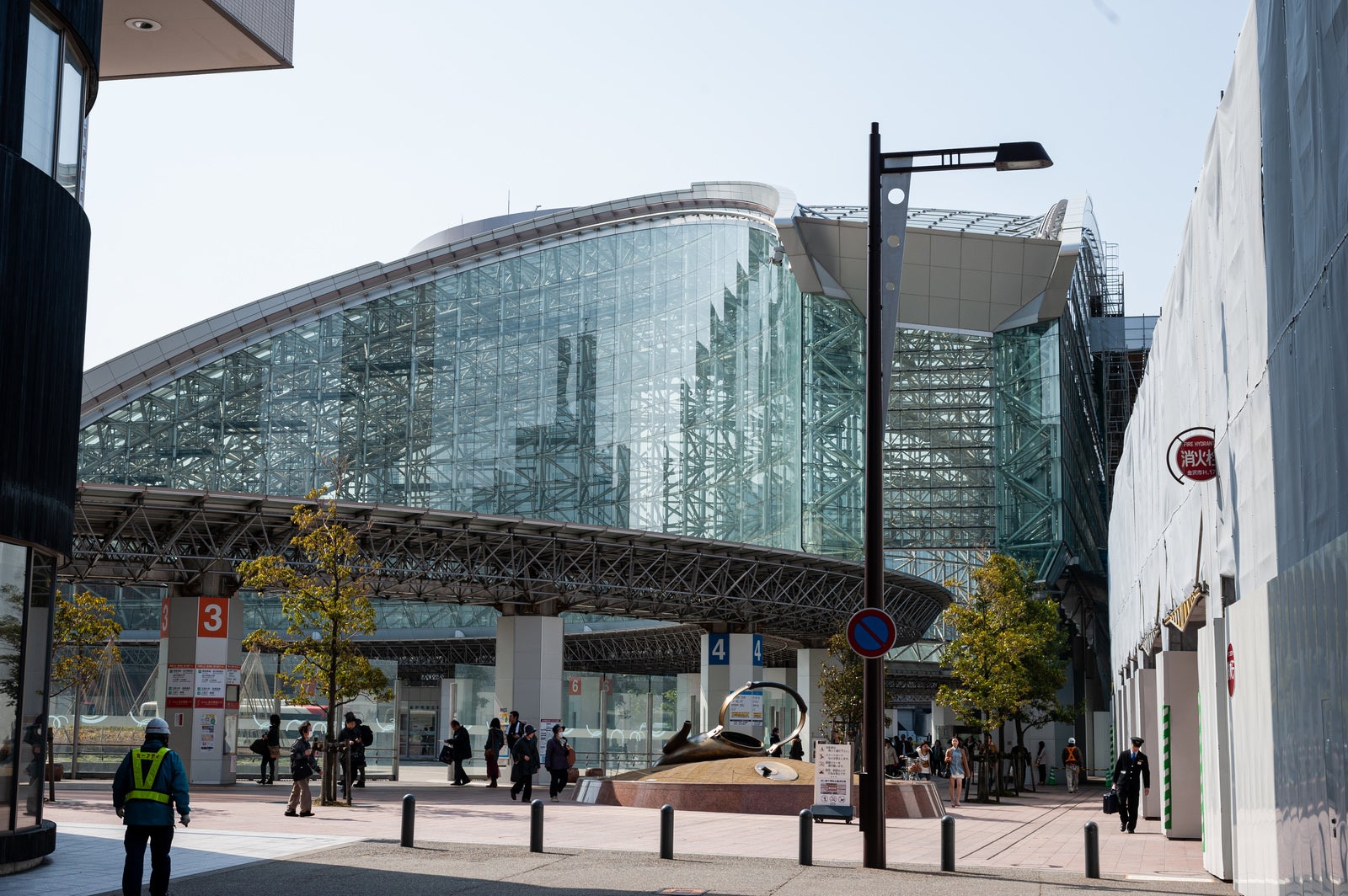 「新装の金沢駅（石川県金沢市）」の写真