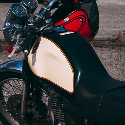 赤いヘルメットを置いたバイクの写真