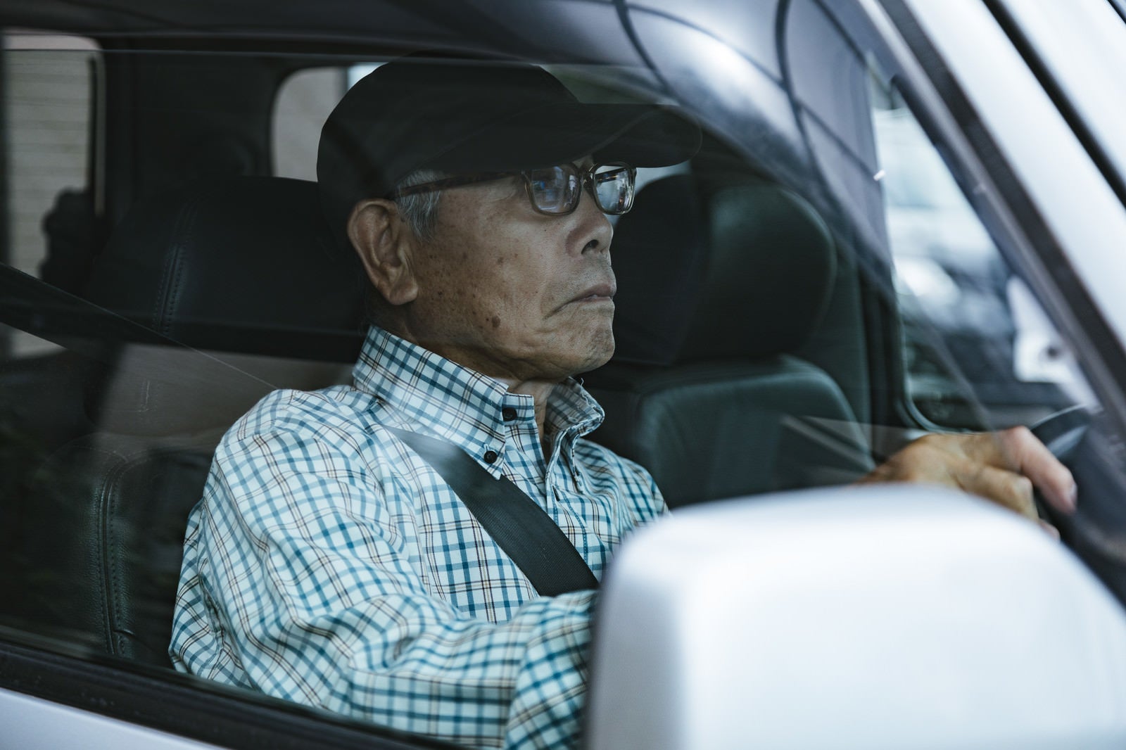 「車を運転する高齢者（86）」の写真［モデル：まーちゃん］