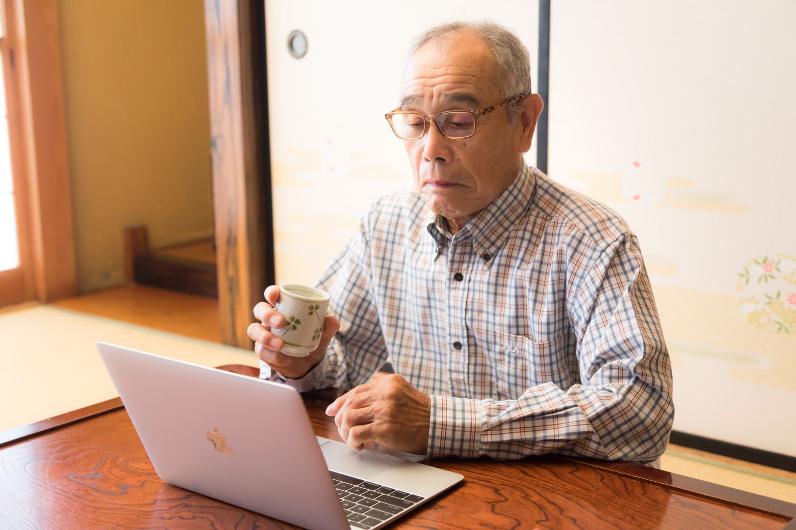 「ネットで動画を視聴する茶の間お爺さん」の写真［モデル：まーちゃん］