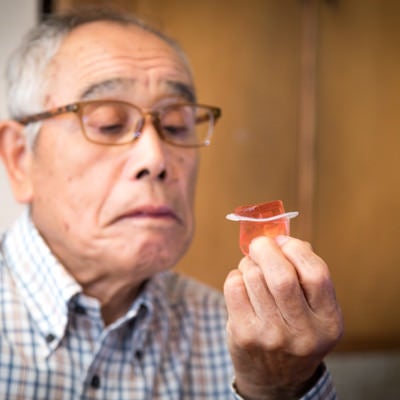 祖父がこんにゃくゼリーを食べようとしていますの写真