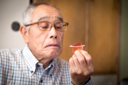 祖父がこんにゃくゼリーを食べようとしていますの写真