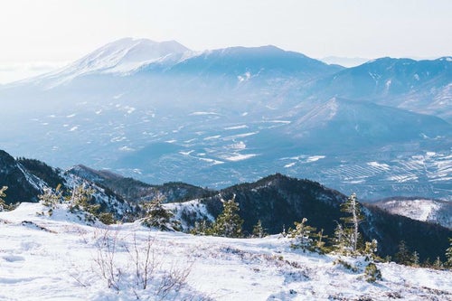 冬の四阿山から見る浅間山の写真