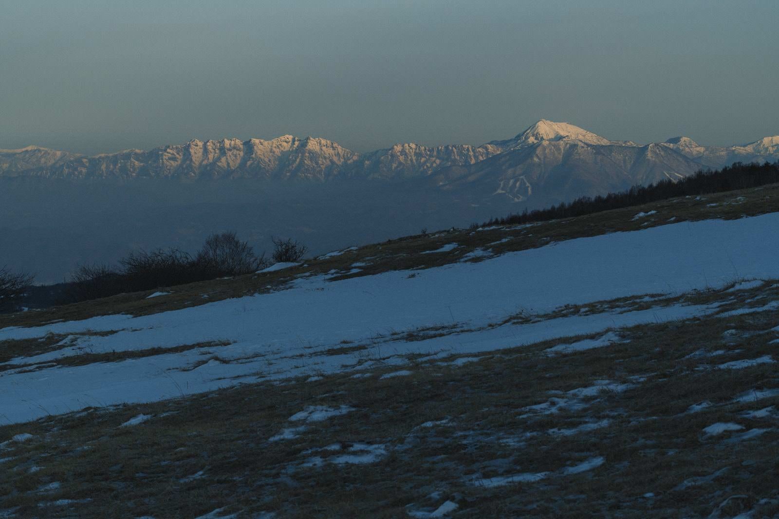 「夜明けの菅平牧場から見る北アルプス」の写真