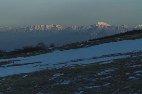 夜明けの菅平牧場から見る北アルプスの写真