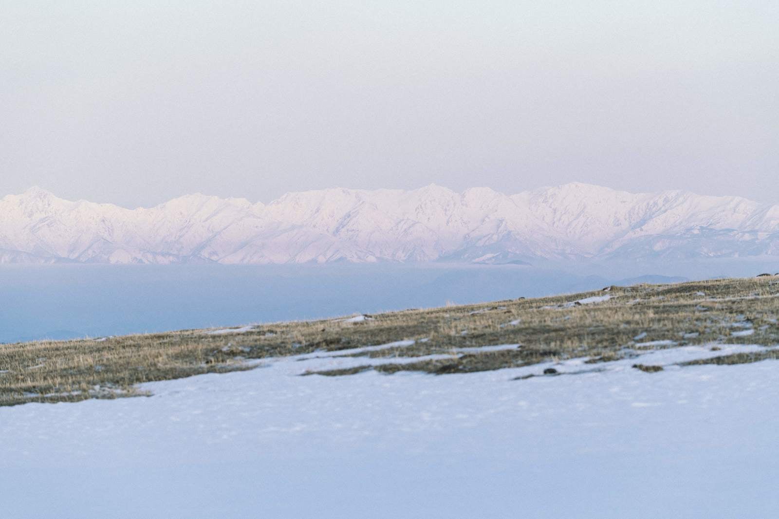 「菅平牧場から見る冬の北アルプス」の写真