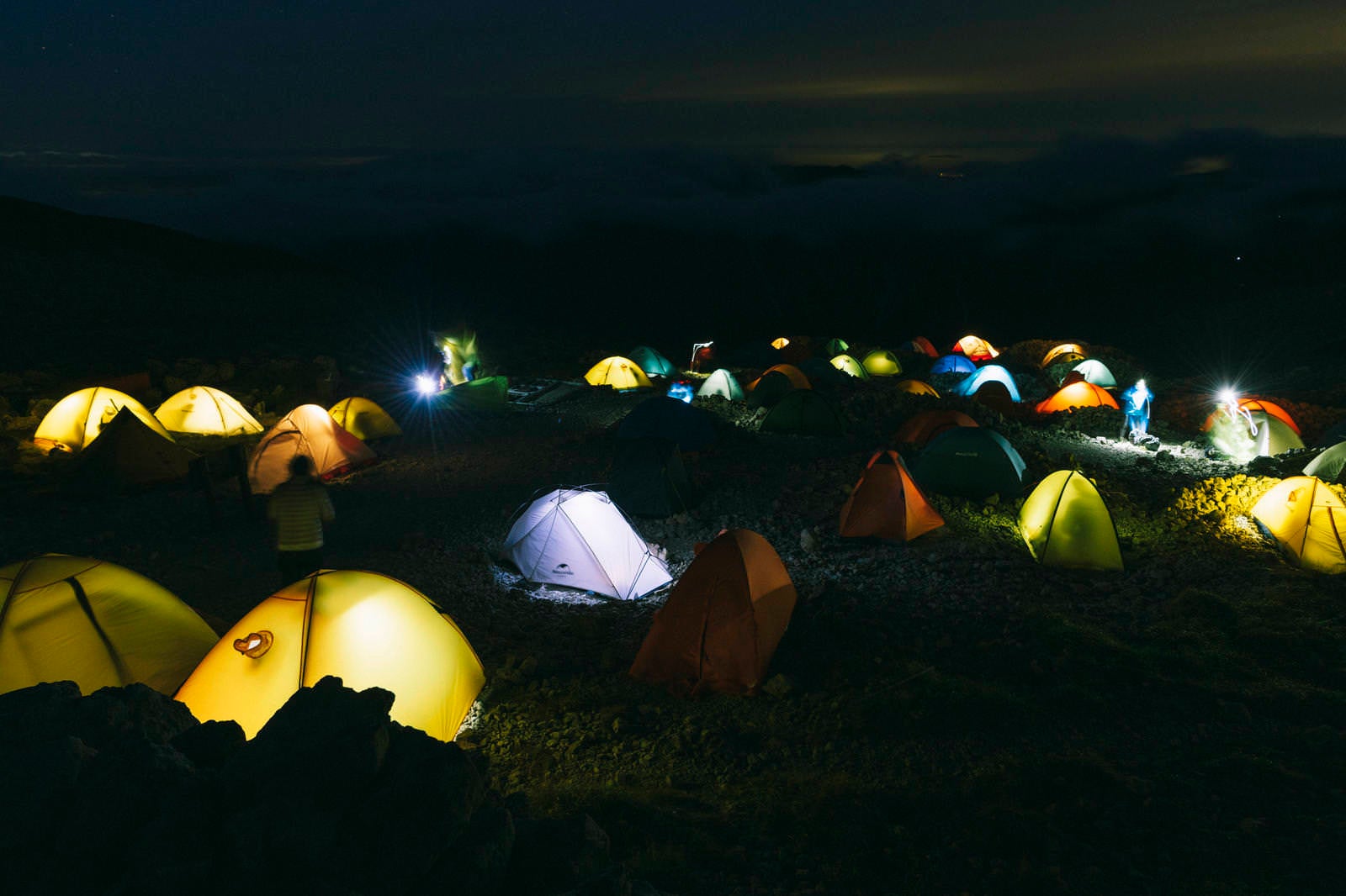 「南岳の夜を彩るテント」の写真