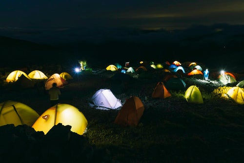 南岳の夜を彩るテントの写真