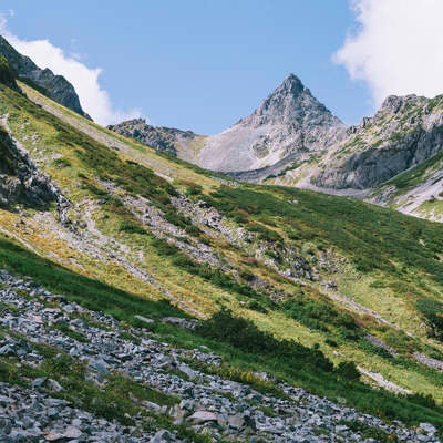 天狗原方面から見る槍ヶ岳の鋭利な穂先の写真