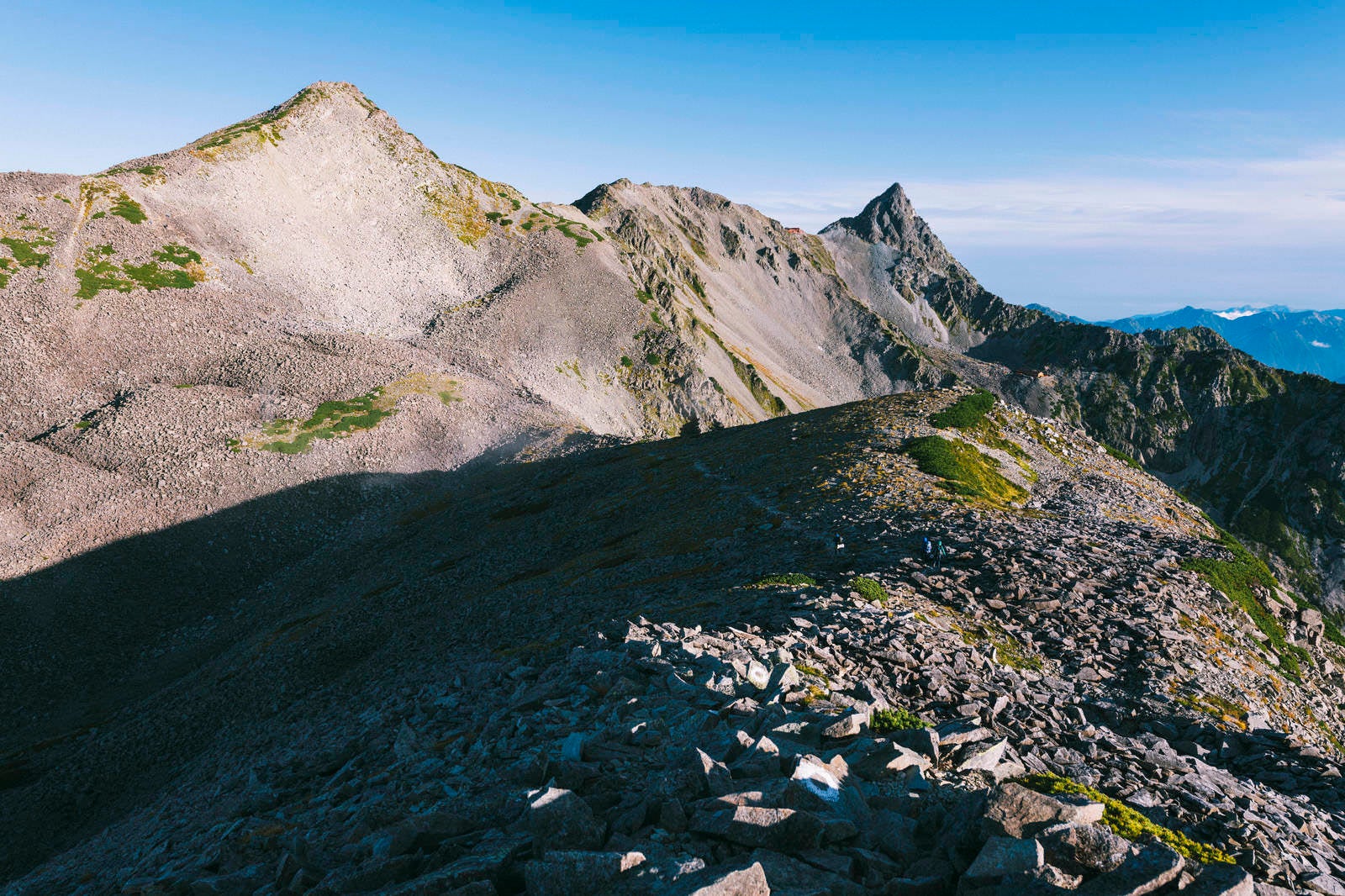 「稜線から眺める中岳と槍ヶ岳」の写真